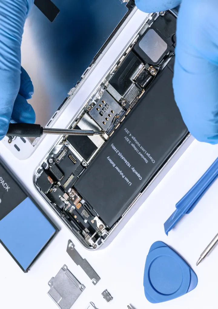 Reparación de un móvil en TS Mobile: detalle del equipo abierto en el taller